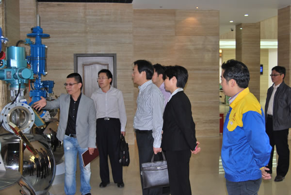 �ζ��^(q��)�^(q��)ί���M���������L(zh��ng)ɳ������I(l��ng)��(d��o)ͬ־���^����һ�Ǯa(ch��n)Ʒչʾ�d