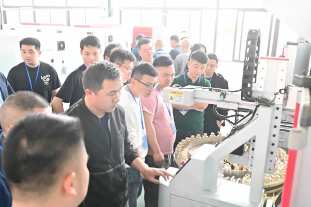 �Ϻ������y�T�S�����F(tu��n)�����޹�˾��h(hu��n)�ֹ�˾���S�F(xi��n)�����D4��